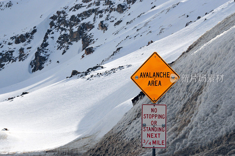 科罗拉多州Loveland Pass US-6公路上积雪覆盖的斜坡上的雪崩标志
